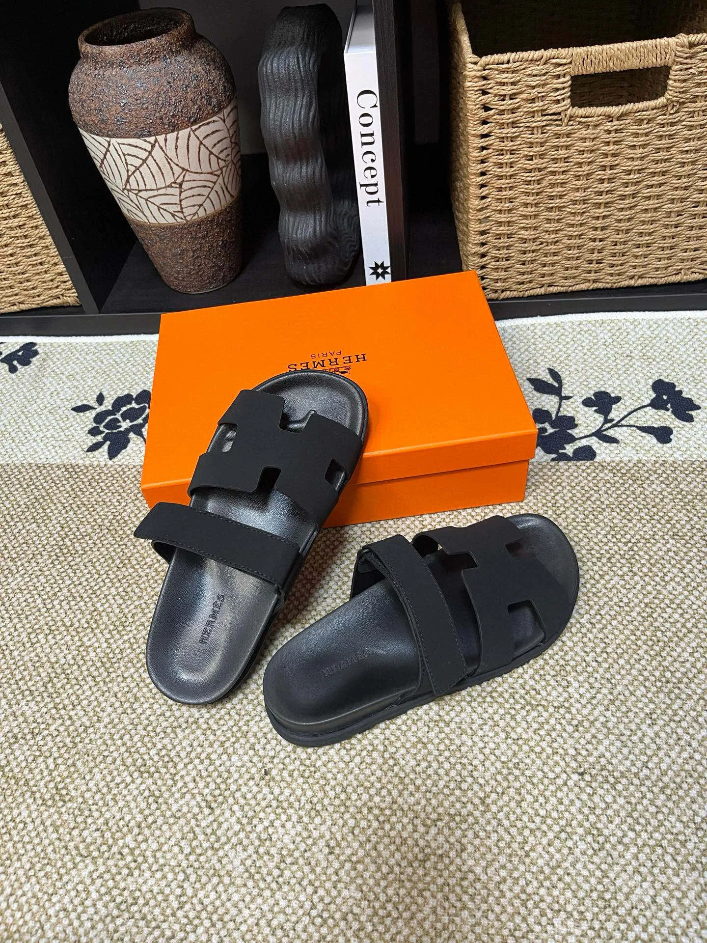 Factory price: 340💰Long-term availability Hermes men's Kazimir slippers for couples - top quality, Hermès woven calfskin functional sandals. The interwoven upper inspired by the "H" iconic pattern creates a casual look, which can be said to be a good companion for summer. Imported cowhide + cowhide lining + TU men's shoes💰Outsole Size: 35-46